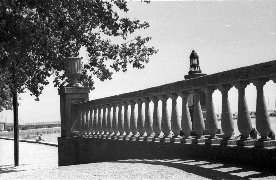 File:Balatonalmádi 1958, Parti sétány, Sóhajok hídja. Fortepan 30664.jpg