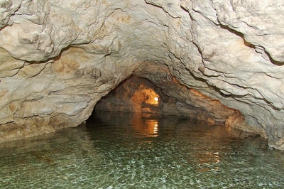 Tapolca ist die Stadt der Seehöhle